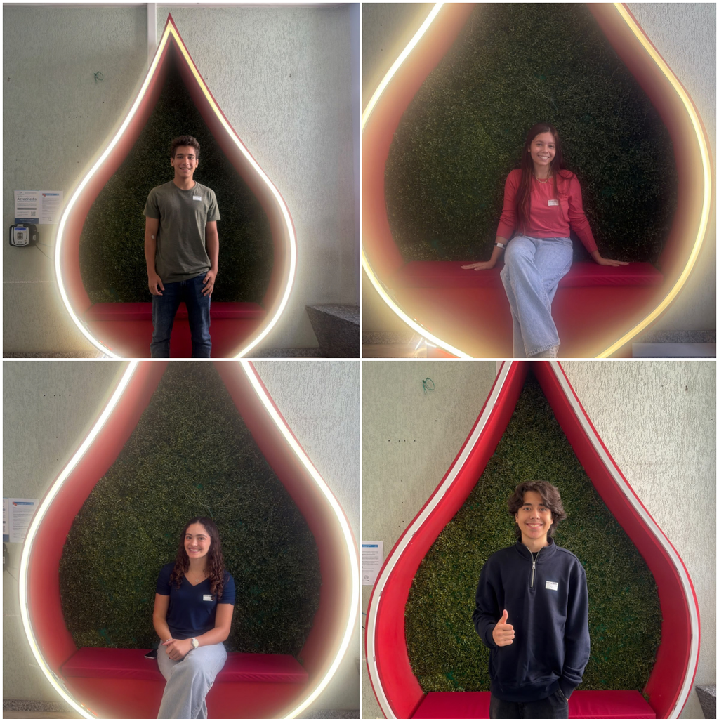 Collage com quatro fotos de uma pessoa em cabine interativa em formato de gota, com iluminação em LED branca e vermelha e fundo de grama sintética. O modelo aparece em poses diferentes, sorrindo e apontando, em fundo cinza e vermelho.